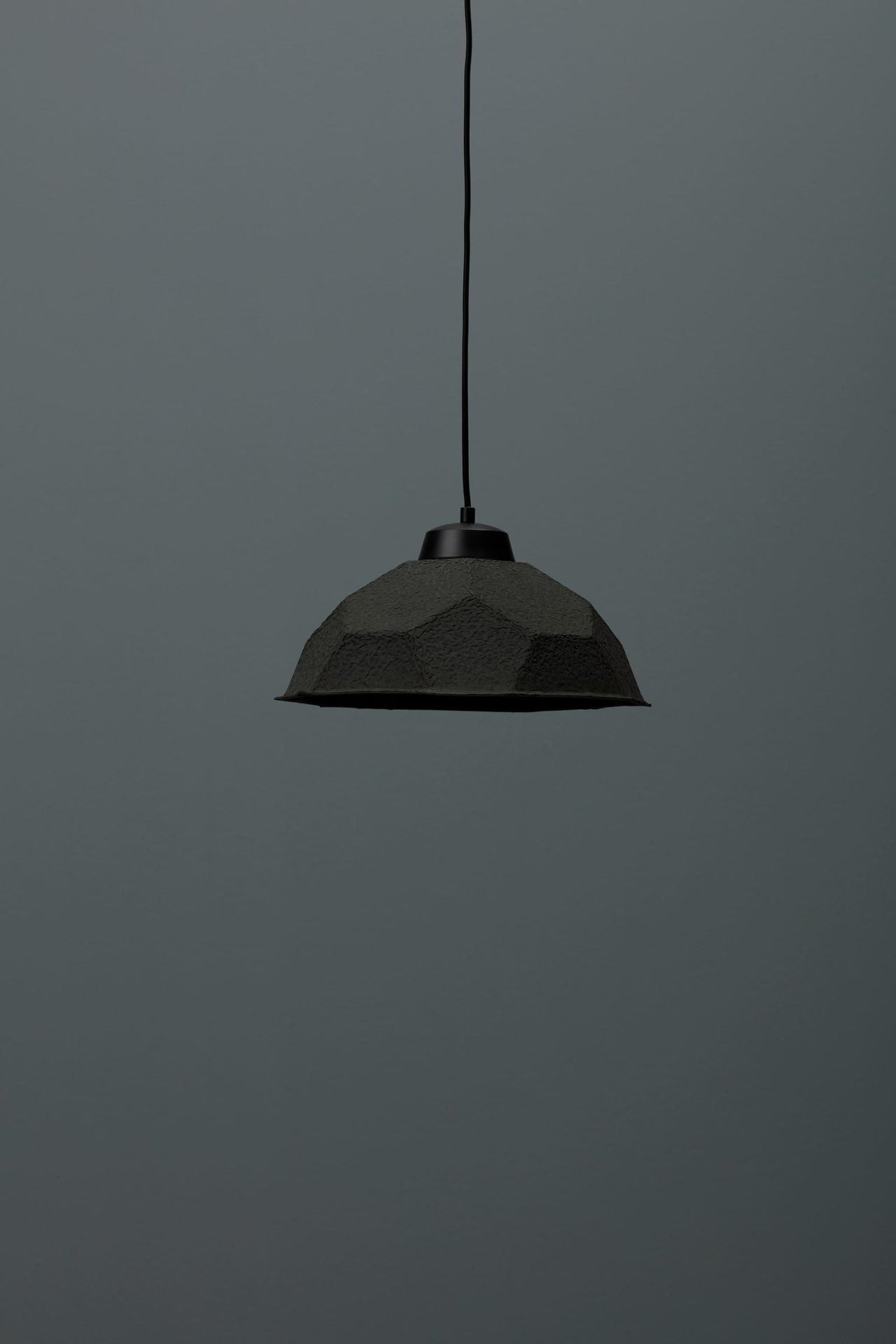 Lampe à suspension avec abat-jour en carton recyclé noir D35xP35x160h cm