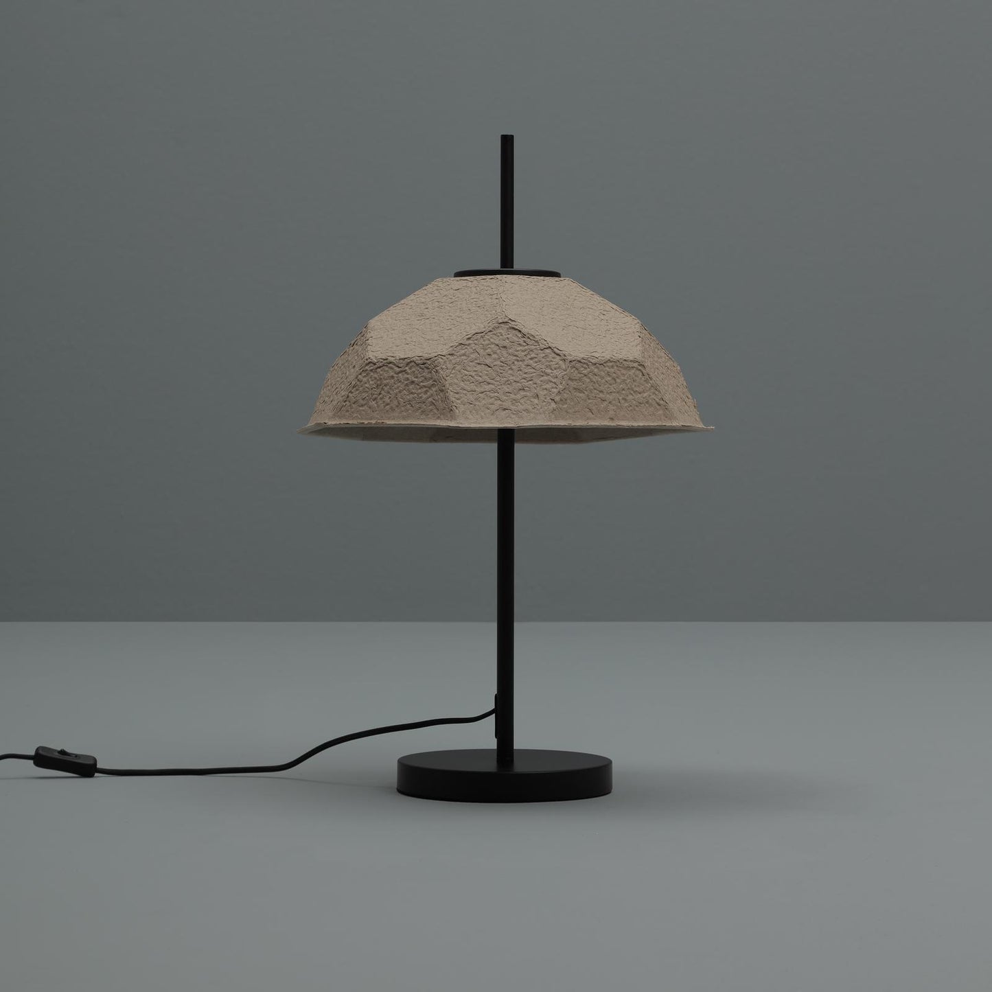 Lampe de table abat-jour en carton recyclé gris tourterelle D37xP37x60h cm