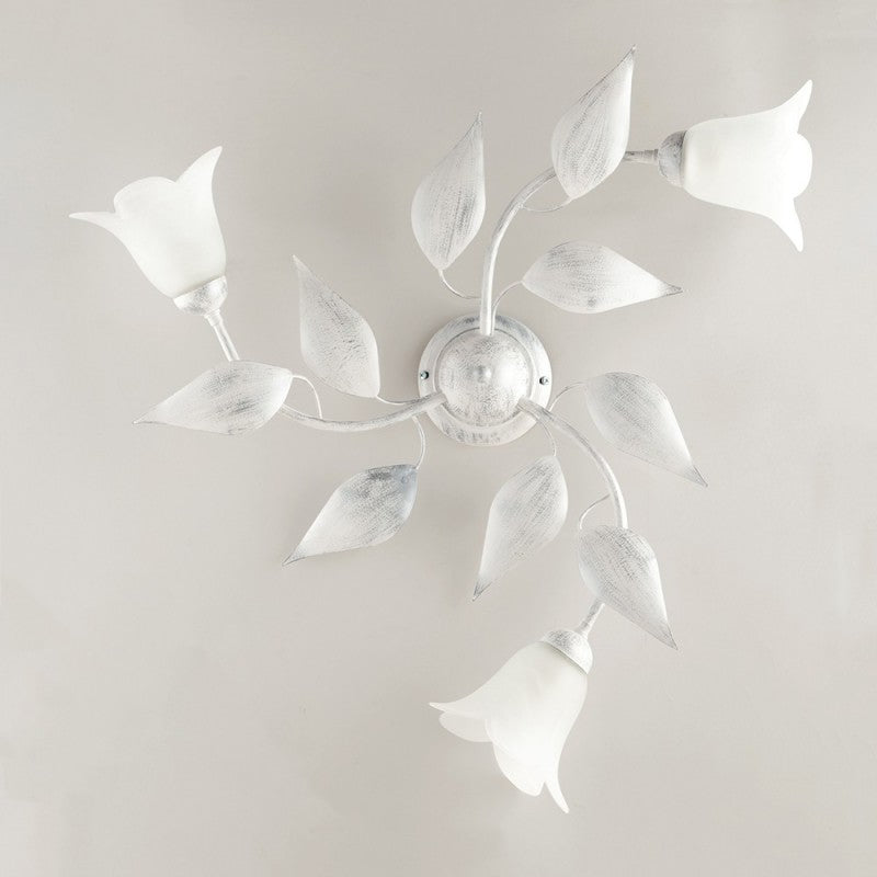 Plafonnier en fer blanc argenté à trois lumières en verre Albâtre blanc 67x h20 cm