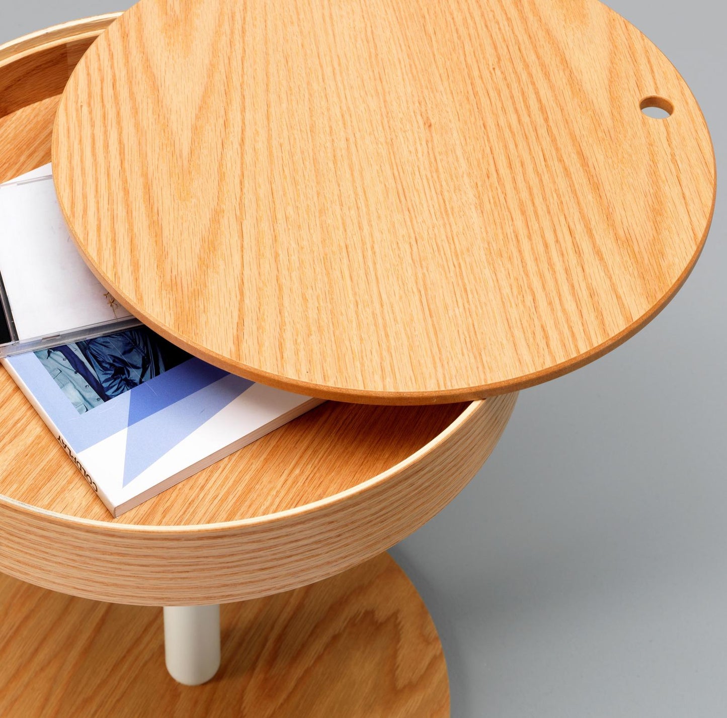 Table basse en chêne avec plateau en bois et base en métal