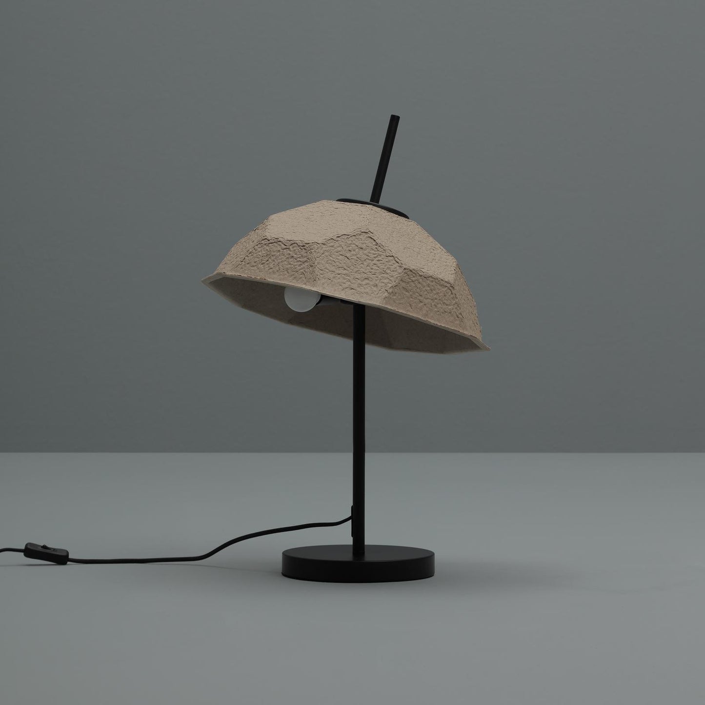 Lampe de table abat-jour en carton recyclé gris tourterelle D37xP37x60h cm