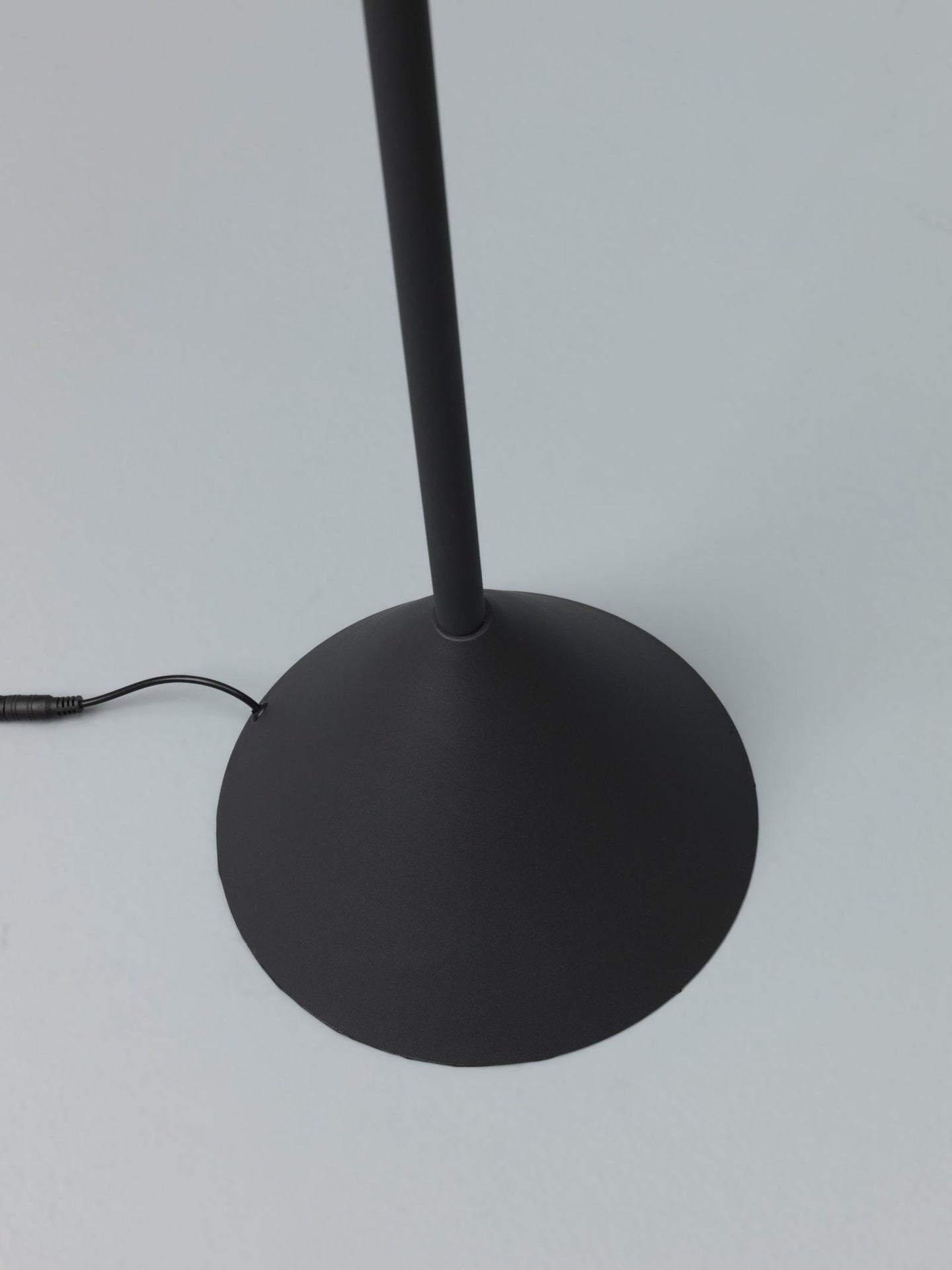 Lampadaire en métal noir D40xP40x156h cm