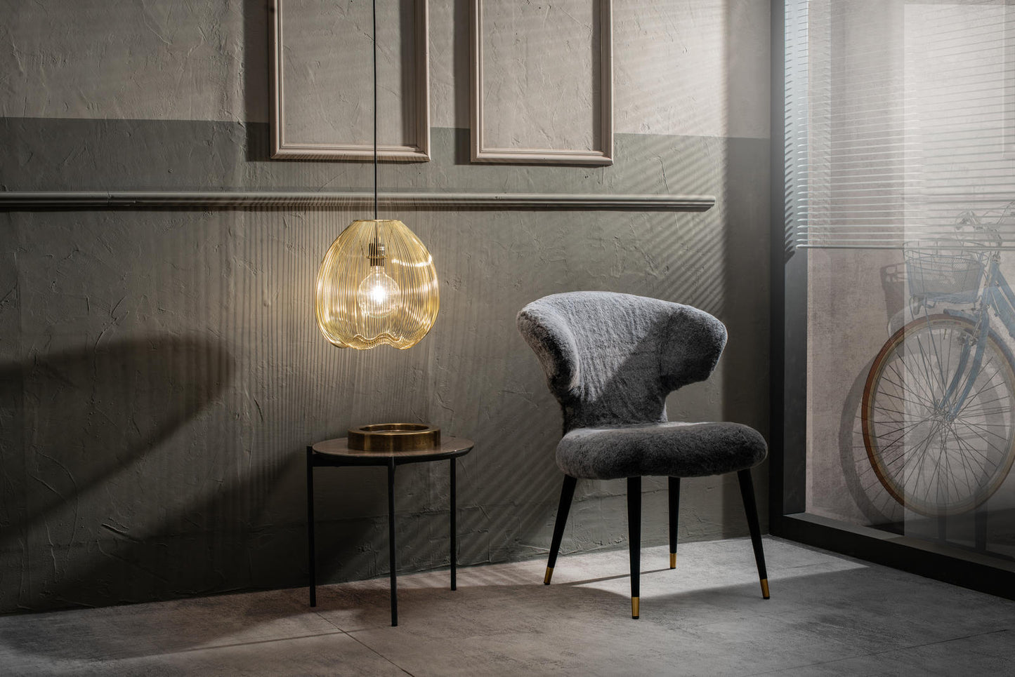 Fauteuil en fourrure synthétique grise et pieds noir/or