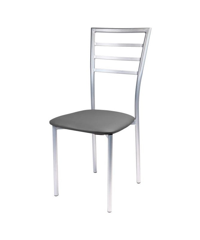 Chaise violette en PVC gris.