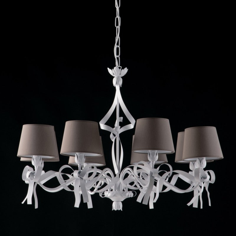 Lustre en fer laqué blanc à décoration shabby, 8 lumières avec abat-jour en PVC gris tourterelle