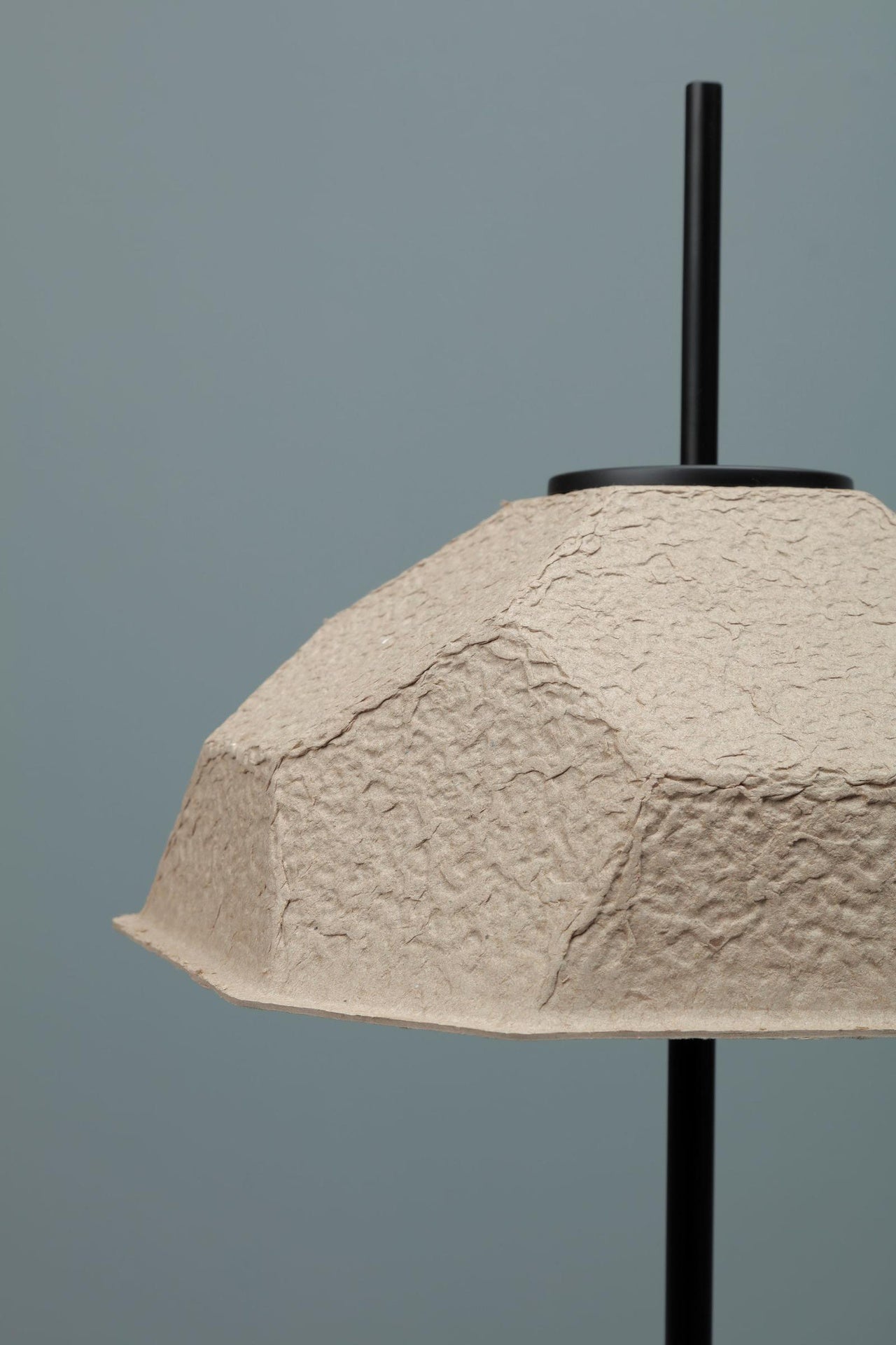 Lampe de table abat-jour en carton recyclé gris tourterelle D37xP37x60h cm