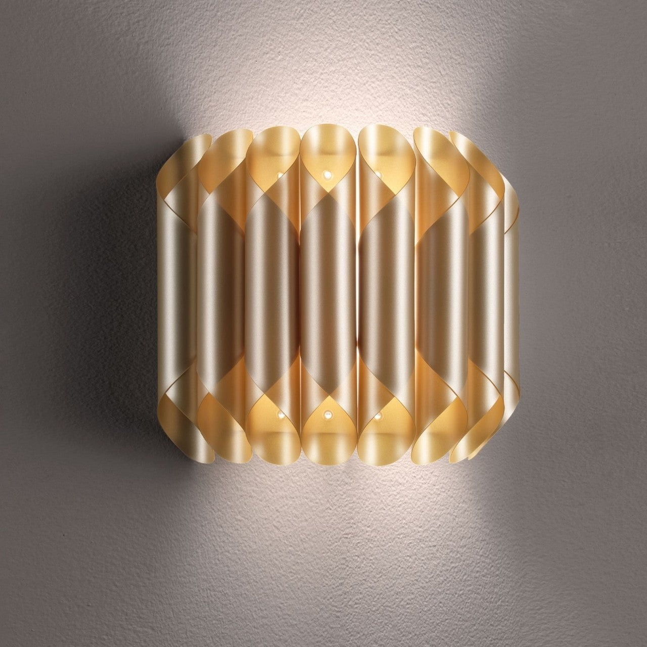 Nouvelle applique moderne dorée Cm. 32x16x30h