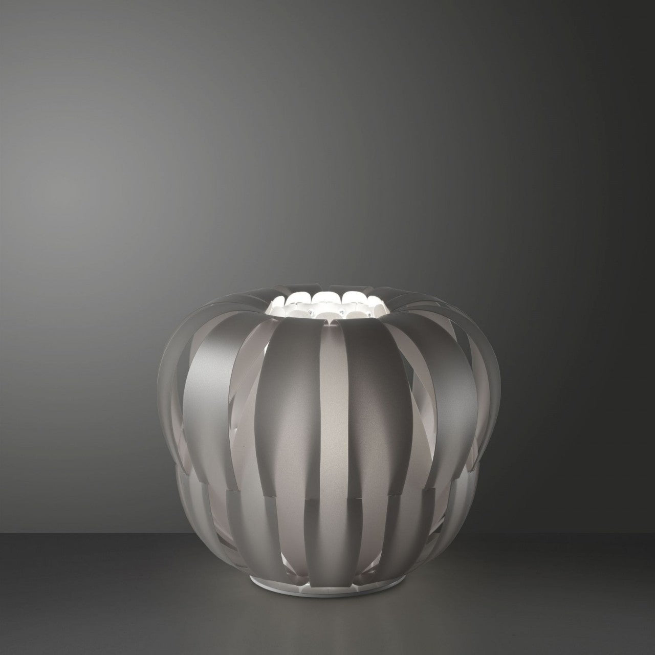 Lampe de table argentée en métal blanc Cm. 29x23h