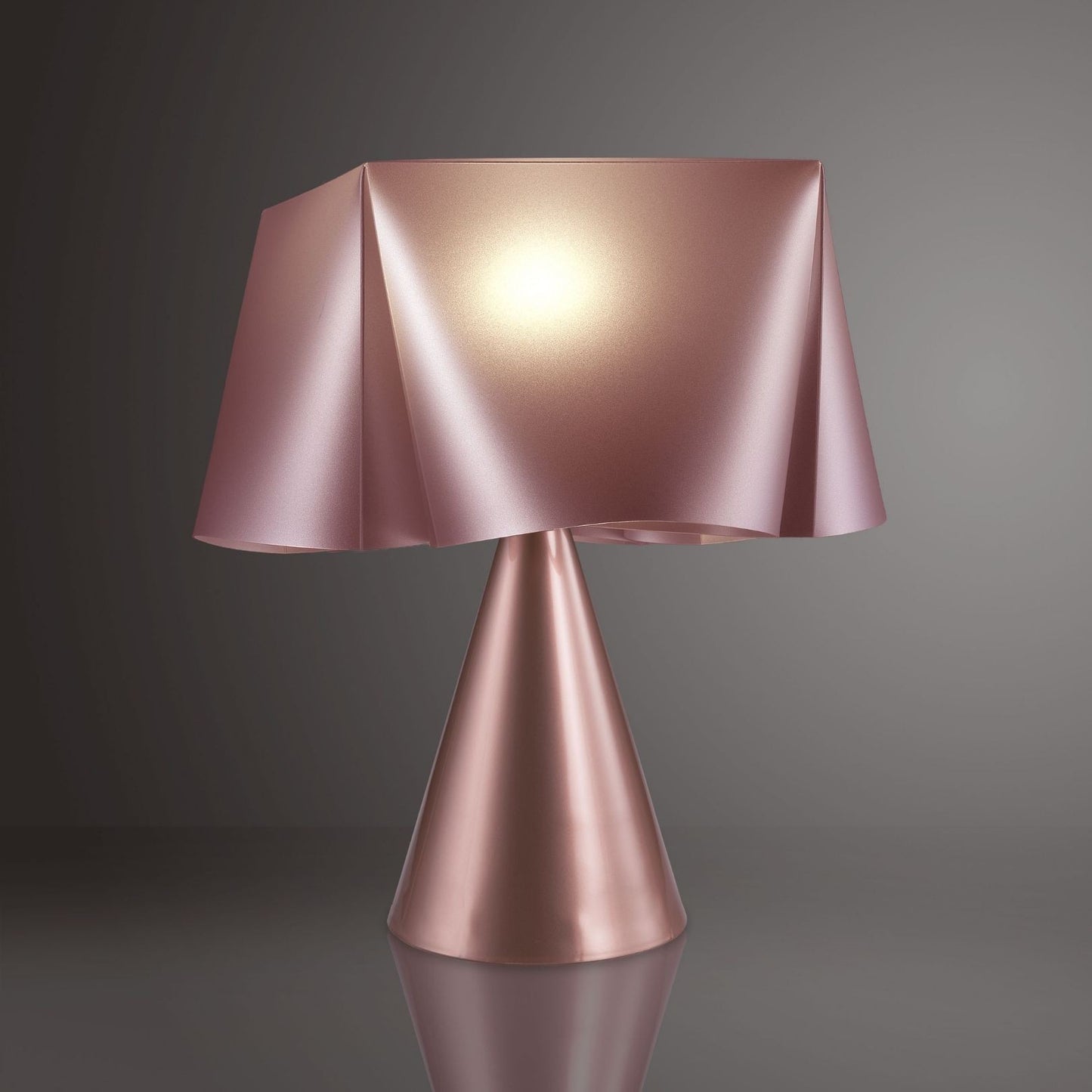 Lampe de table cône en métal rose en plastique Cm. 28x32h
