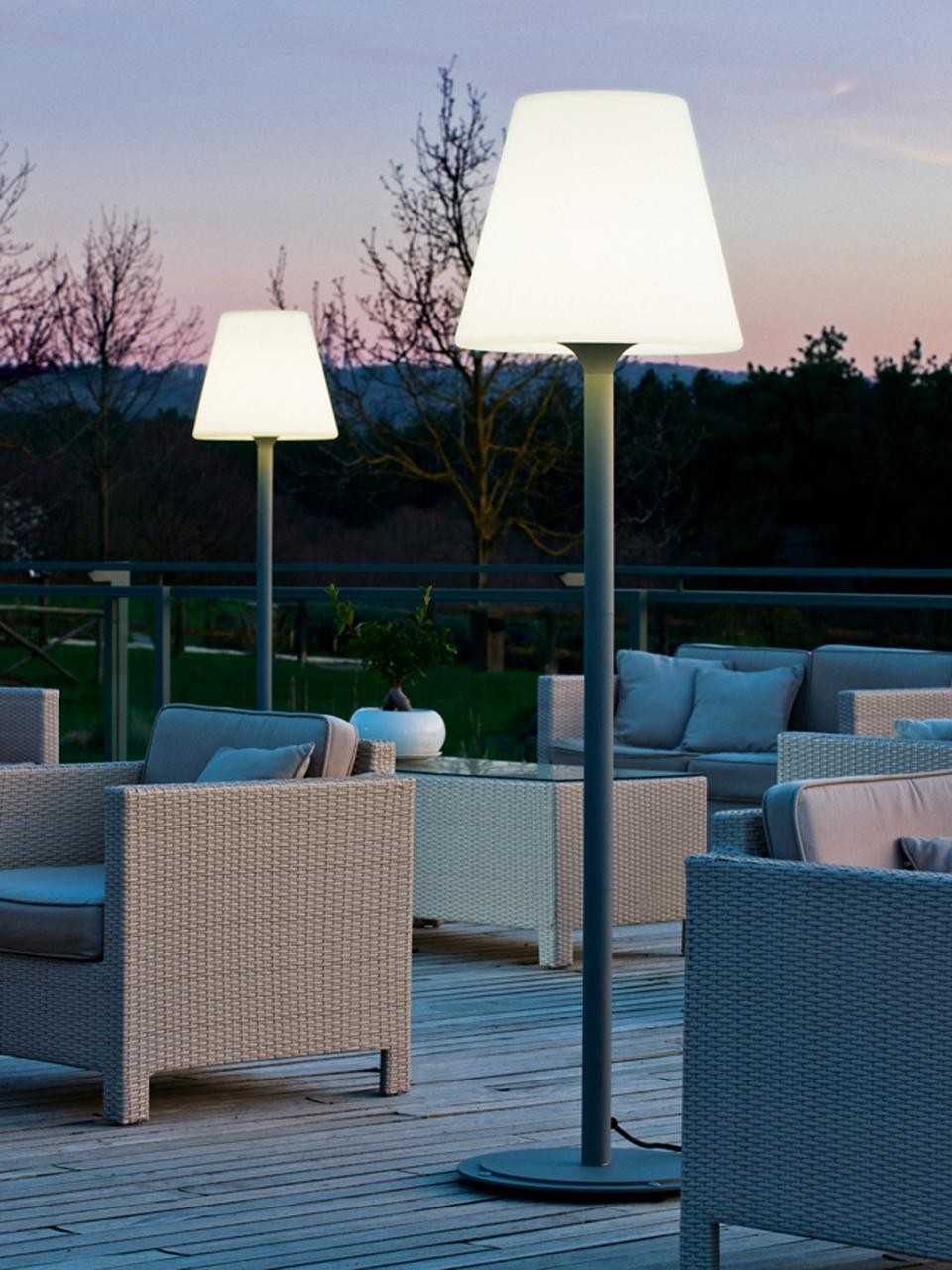 Petit lampadaire E27 ligne lounge en aluminium