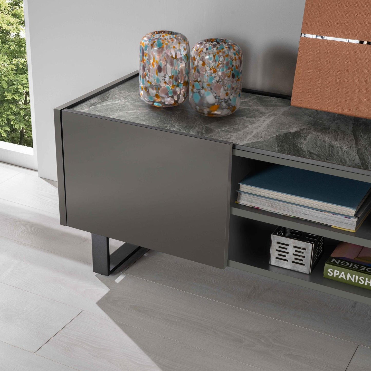Meuble TV gris foncé 40 cm x 140 cm H. 45 cm