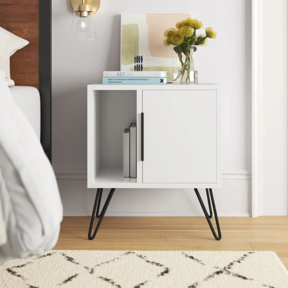 Table de chevet blanche Glynn avec porte et compartiment ouvert