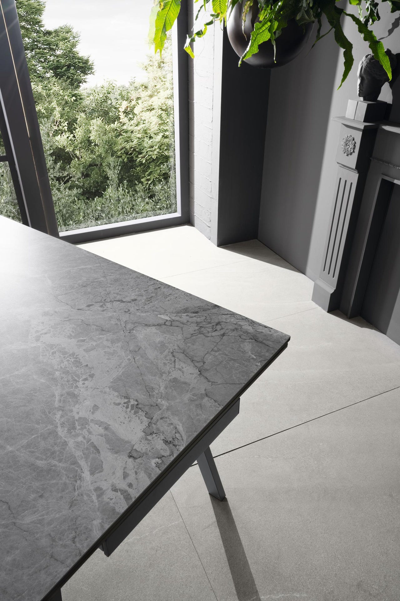Table extensible avec plateau en pierre effet marbre noir 140/200x80x76h cm