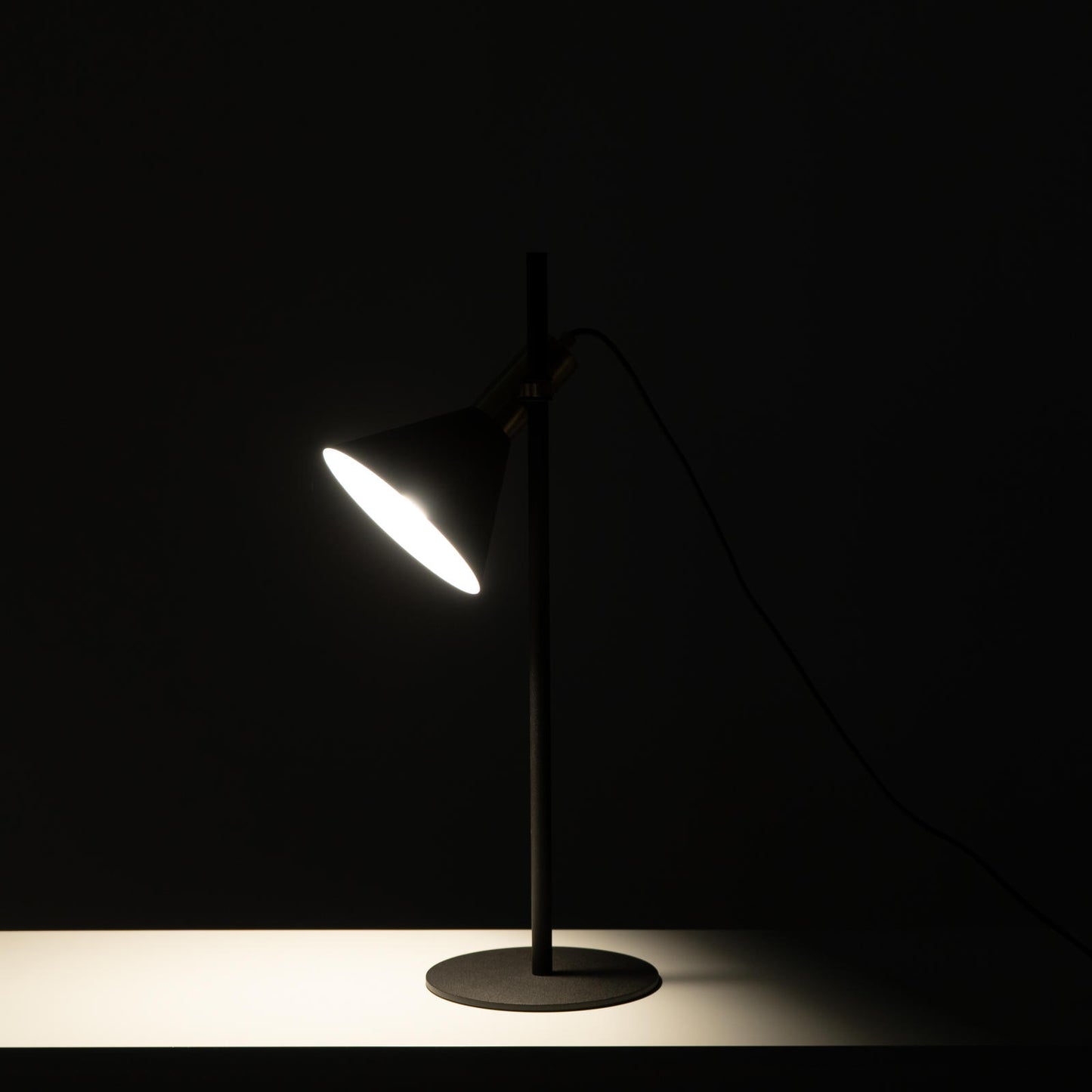 Lampe de table en métal et abat-jour noir mat 18x18x55h cm