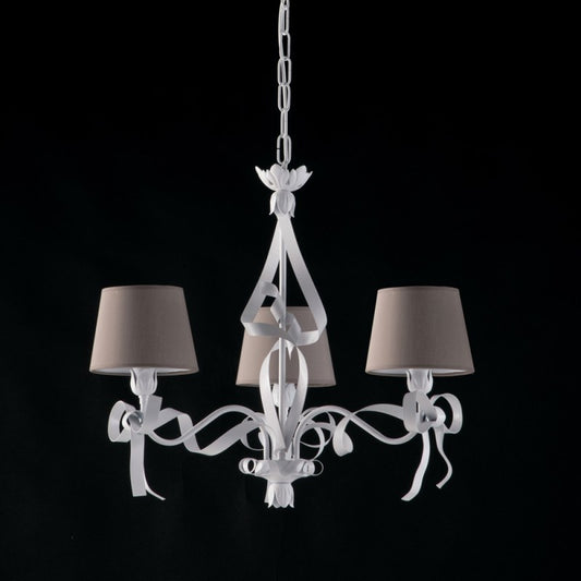 Lustre en fer laqué blanc à décor shabby, 3 lumières