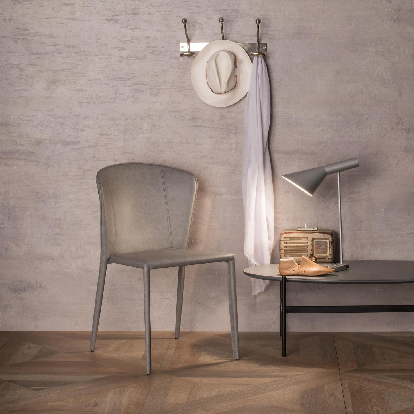 4x Chaise en simili cuir et assise gris clair 49x56x82h cm