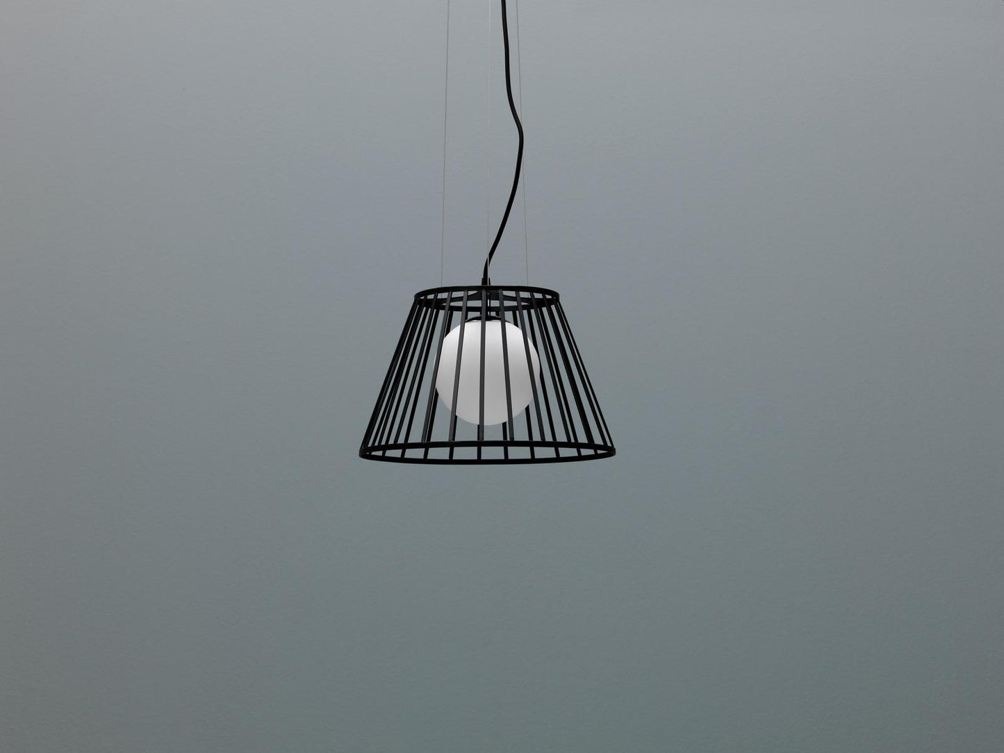 Suspension en métal avec abat-jour noir D25/35xD20/35x120h cm
