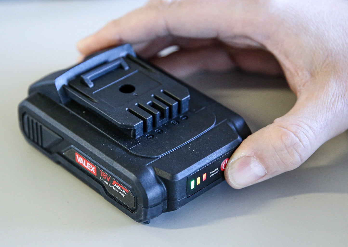 Valex Chargeur de batterie de rechange 18 V pour perceuse-visseuse au lithium 1,5-2,0 Ah (Batt. 18 V-1,5 Ah)