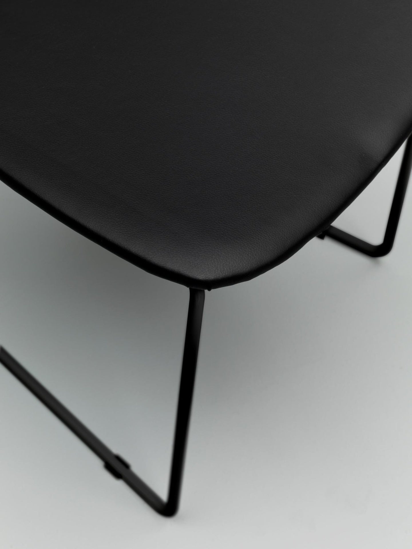 2x Chaise en simili cuir et assise noire 47,5x45,5x89h cm