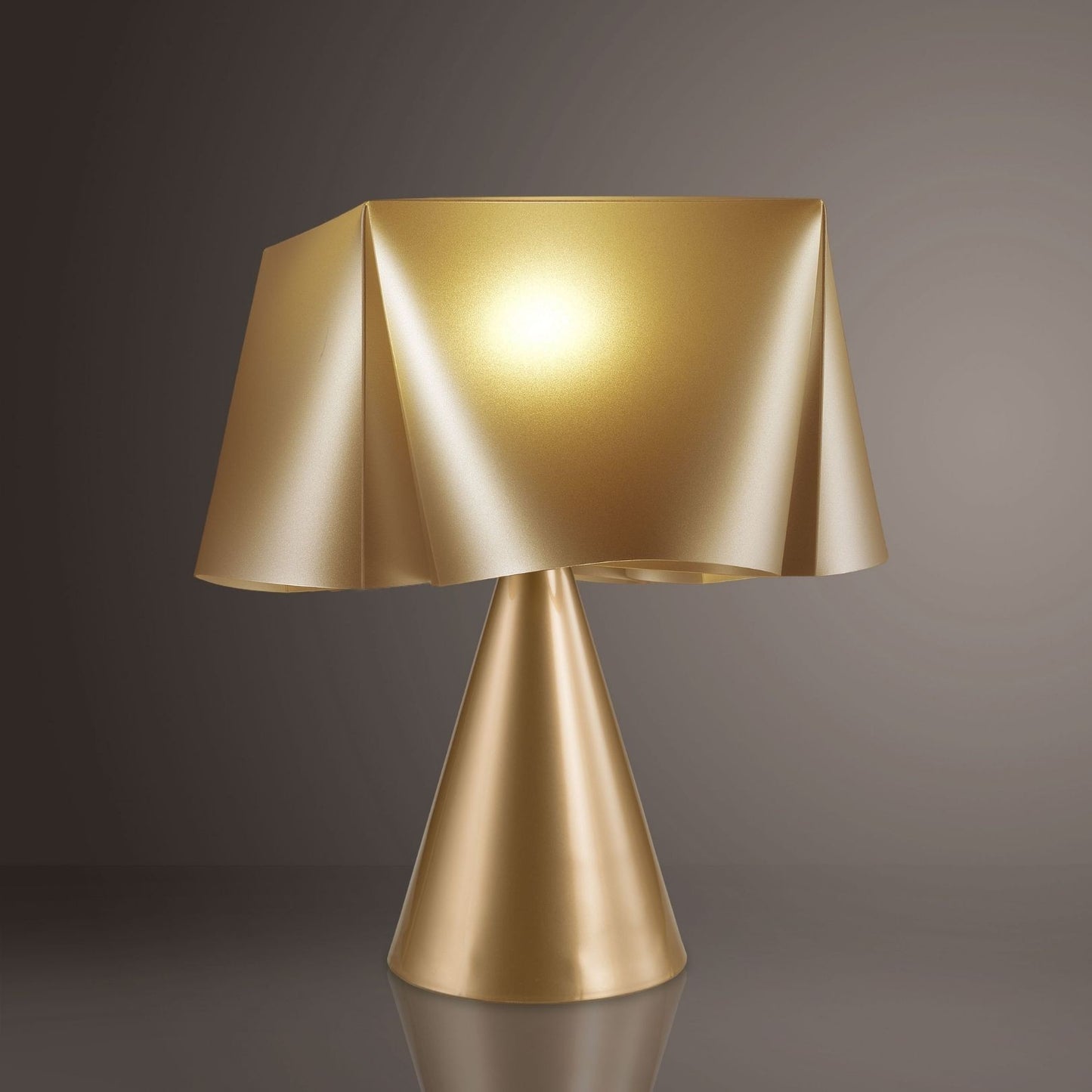 Nouvelle lampe de table cône doré en plastique Cm. 28x32h