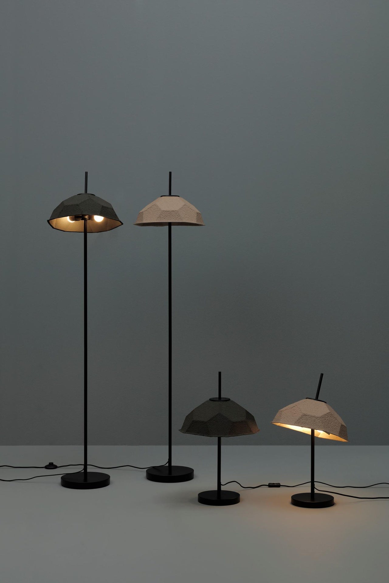 Lampadaire avec abat-jour en carton recyclé noir D34xP34x160h cm