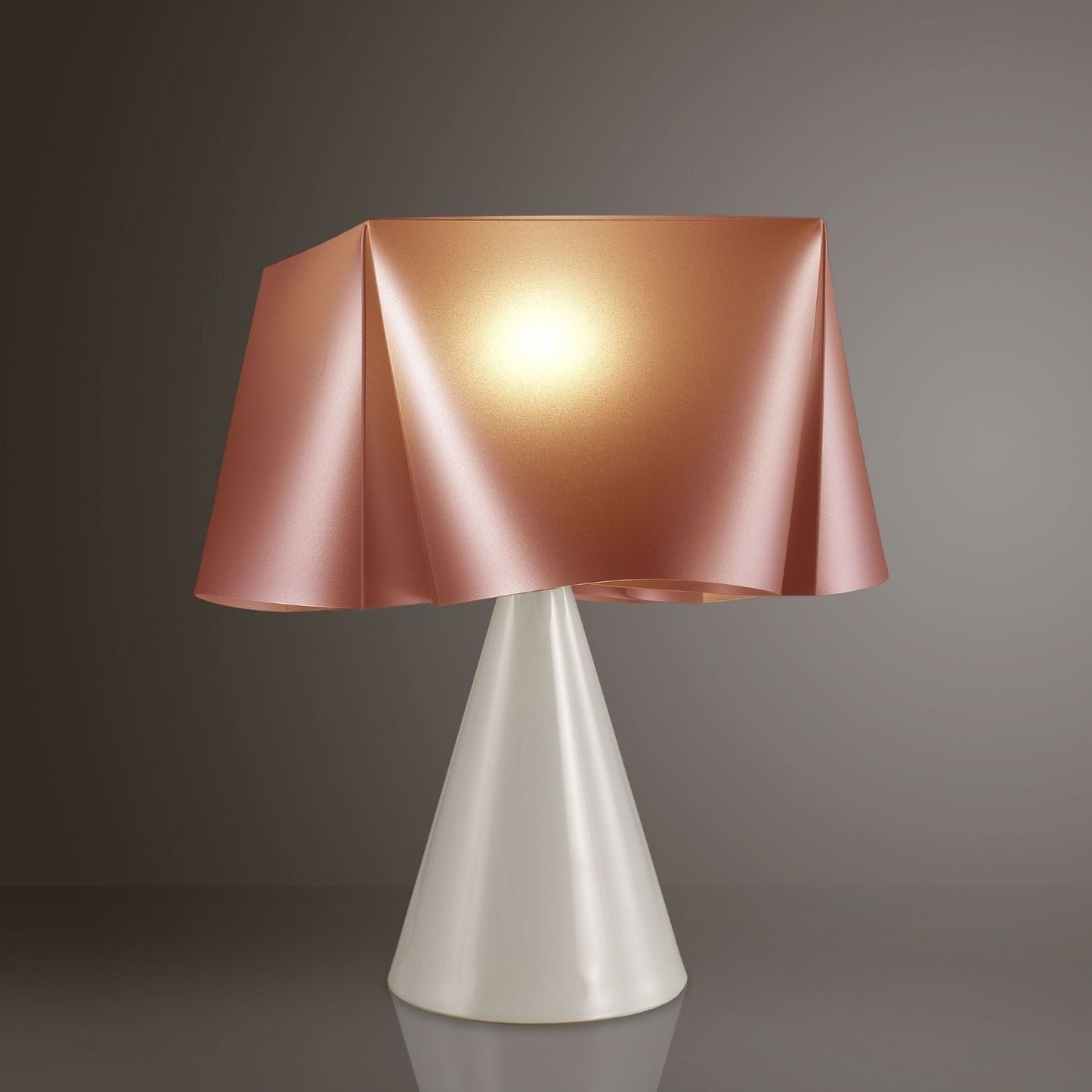Lampe de table cône en cuivre en plastique cm. 28x32h