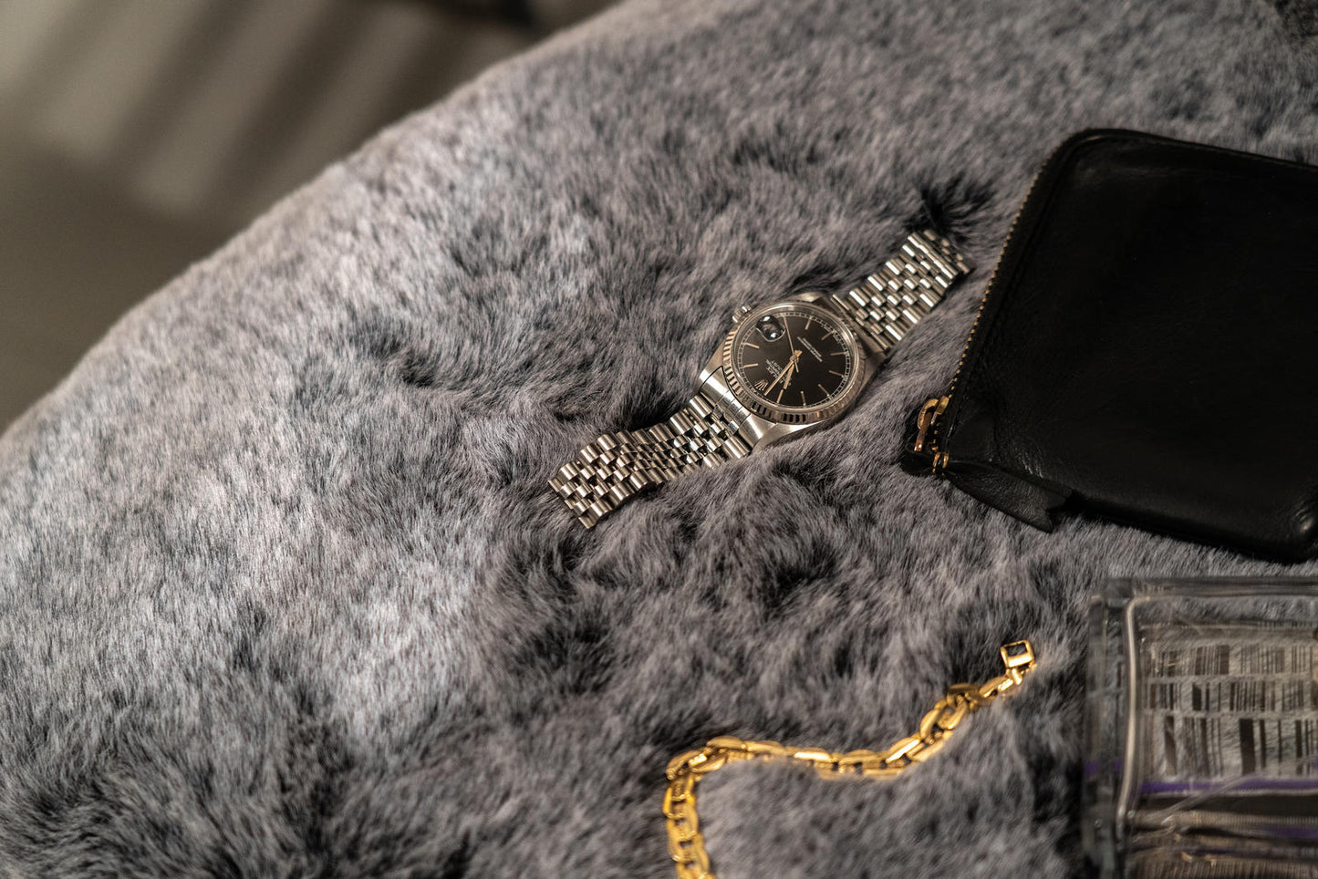 Fauteuil en fourrure synthétique grise et pieds noir/or