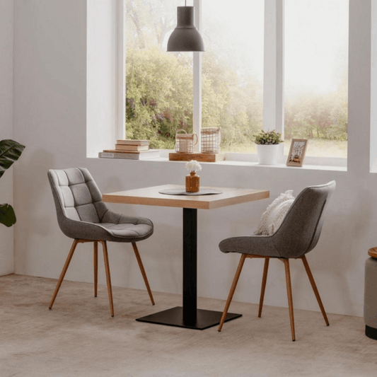 Table carrée 70x70x75 h cm plateau chêne et piètement noir