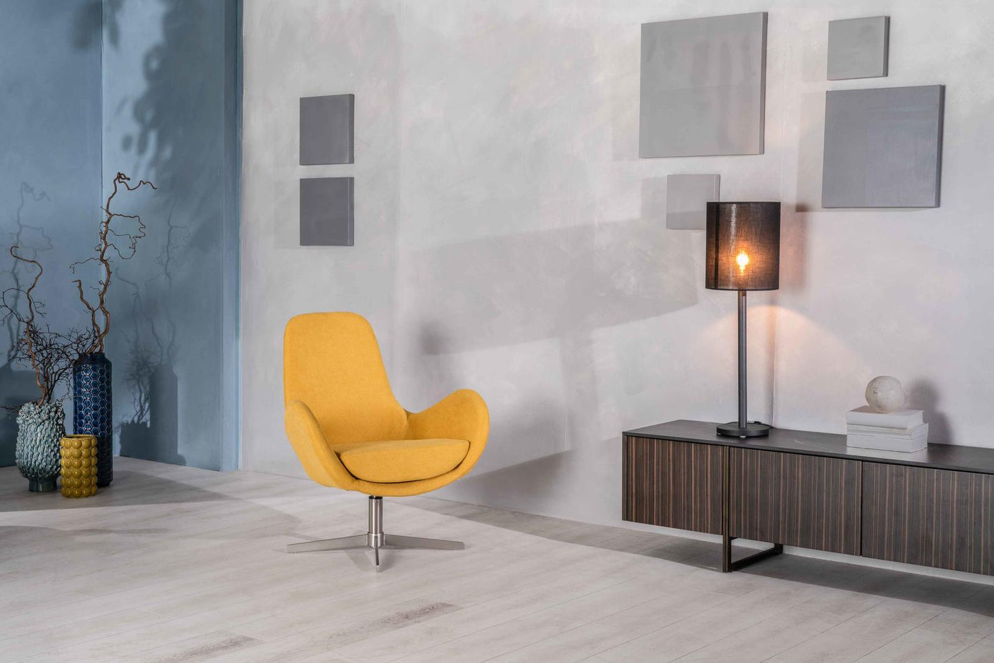 Fauteuil pivotant jaune 64 cm x 72 cm H. 42 cm