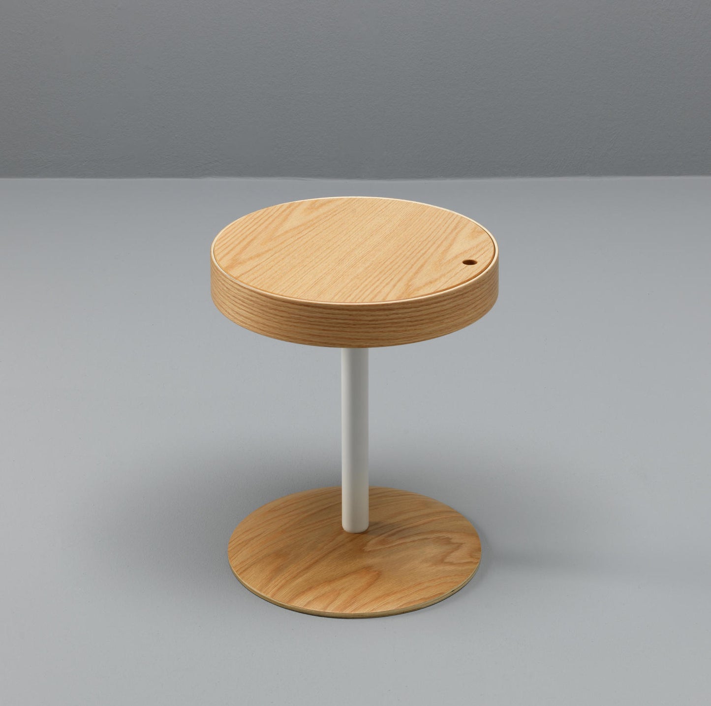 Table basse en chêne avec plateau en bois et base en métal