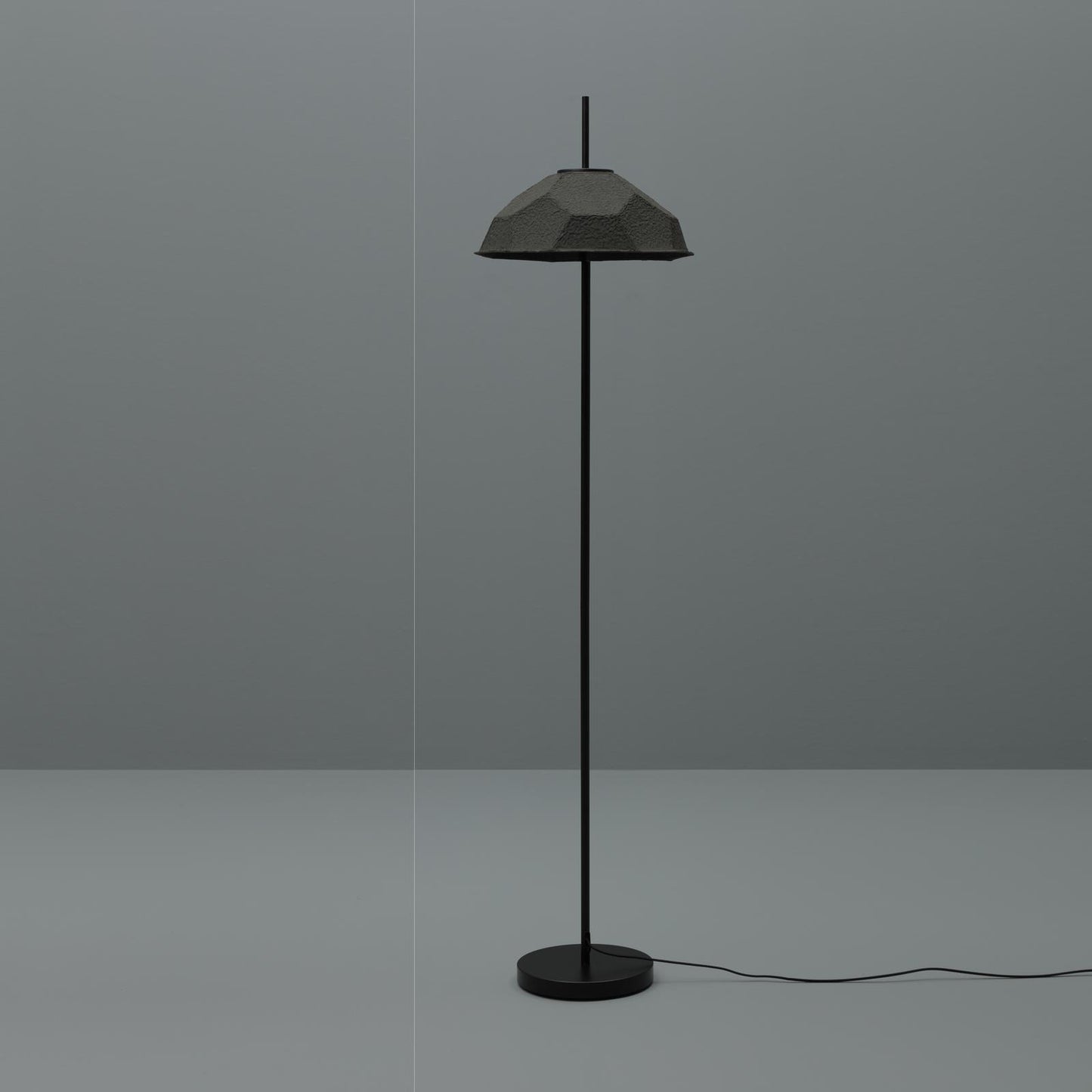 Lampadaire avec abat-jour en carton recyclé noir D34xP34x160h cm