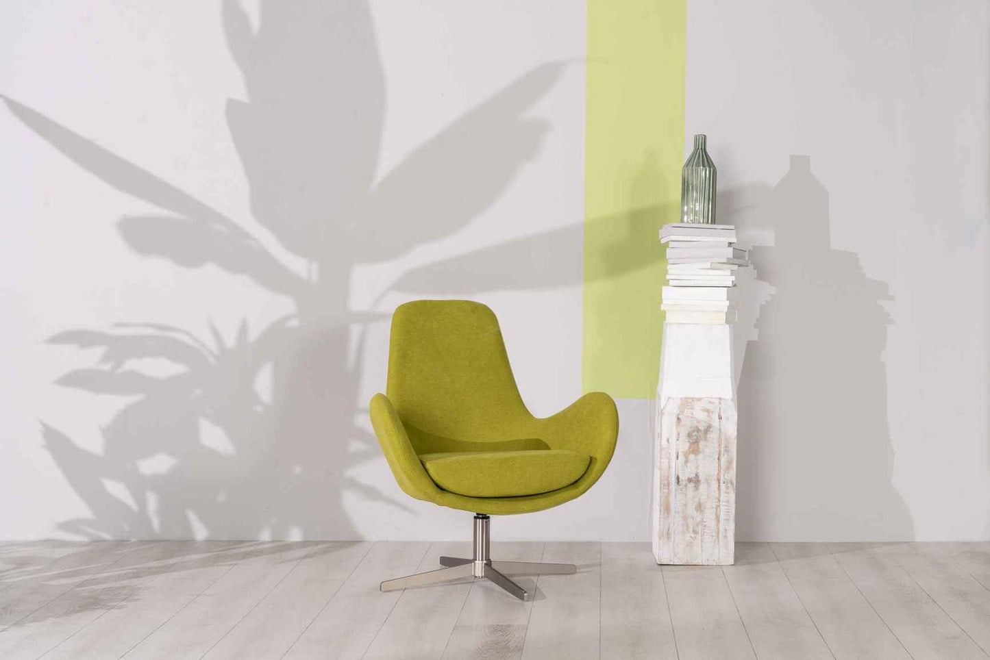 Fauteuil pivotant vert 64 cm x 72 cm H. 42 cm