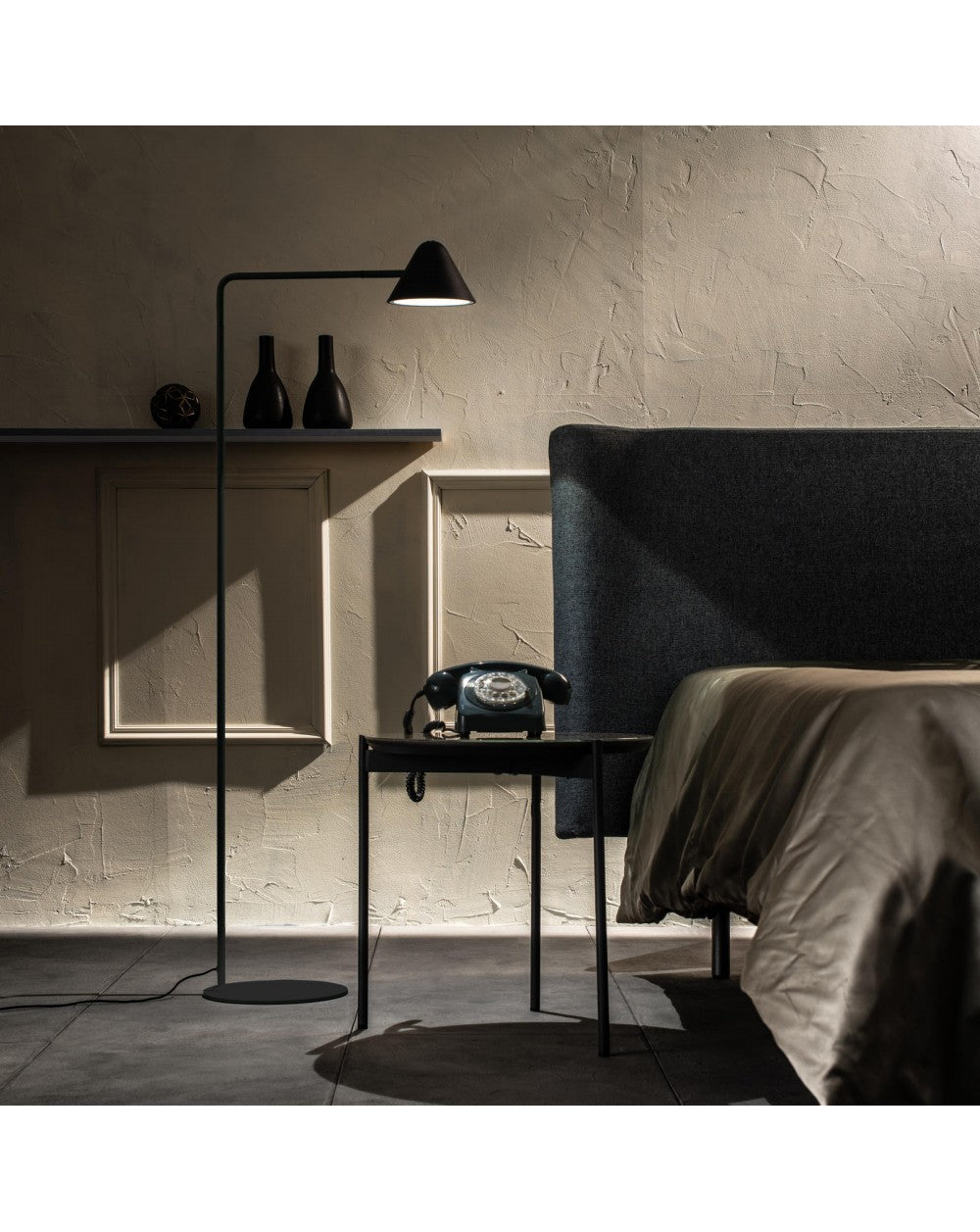 Lampadaire LED Antares en métal noir STS