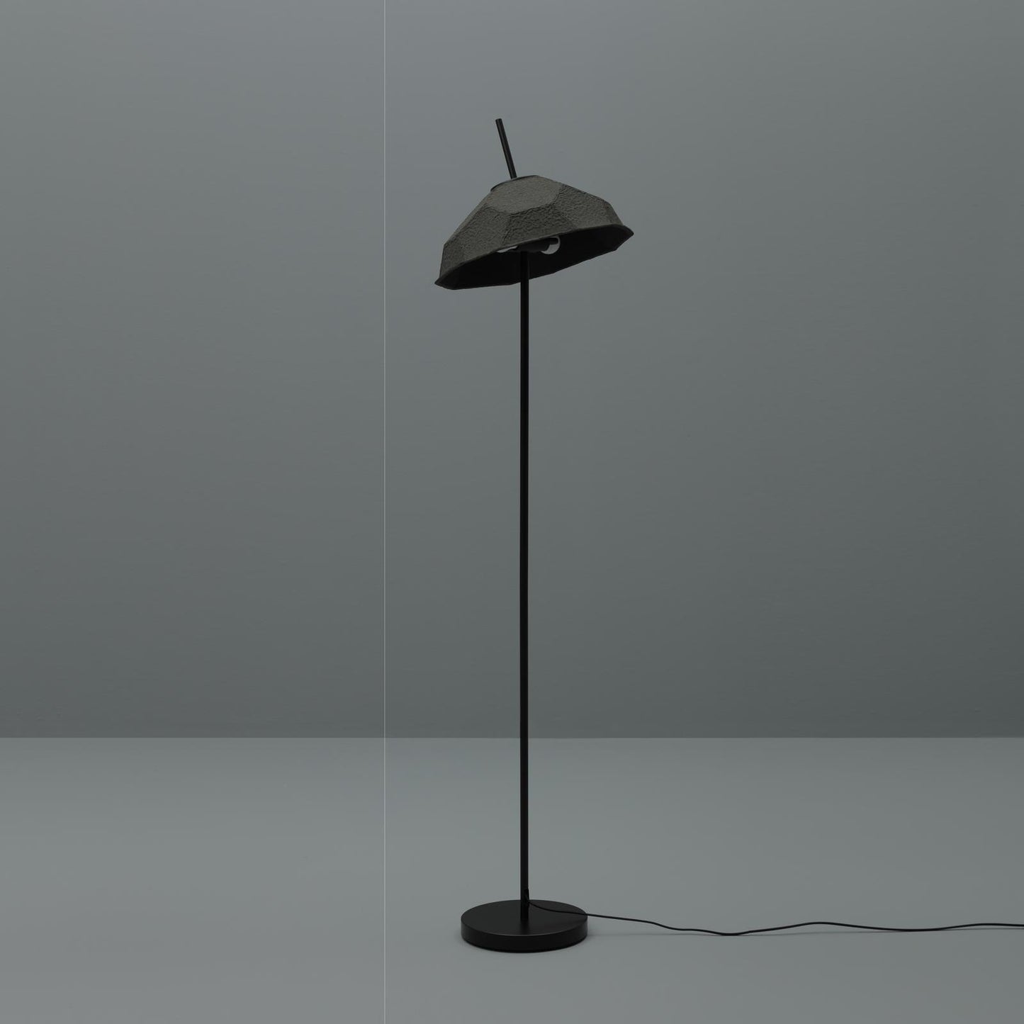 Lampadaire avec abat-jour en carton recyclé noir D34xP34x160h cm