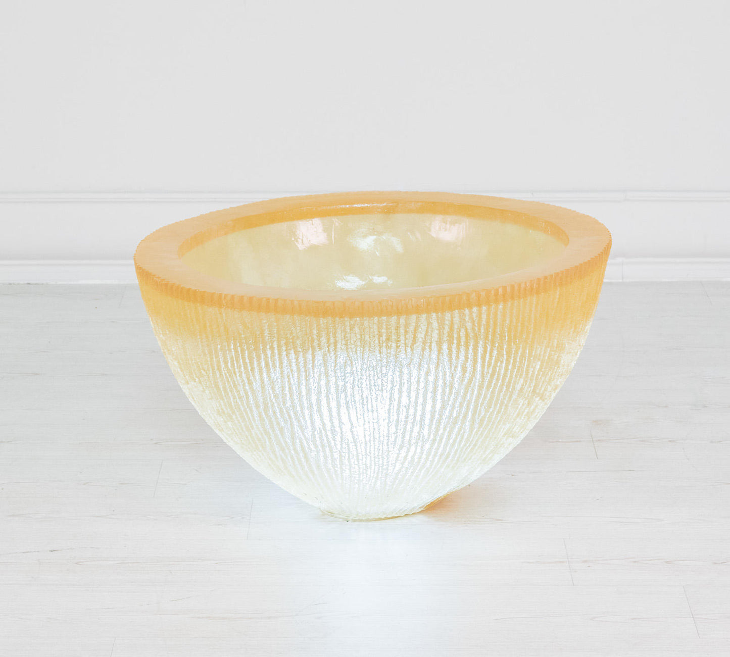 Vase en résine blanche 80x80x45h cm