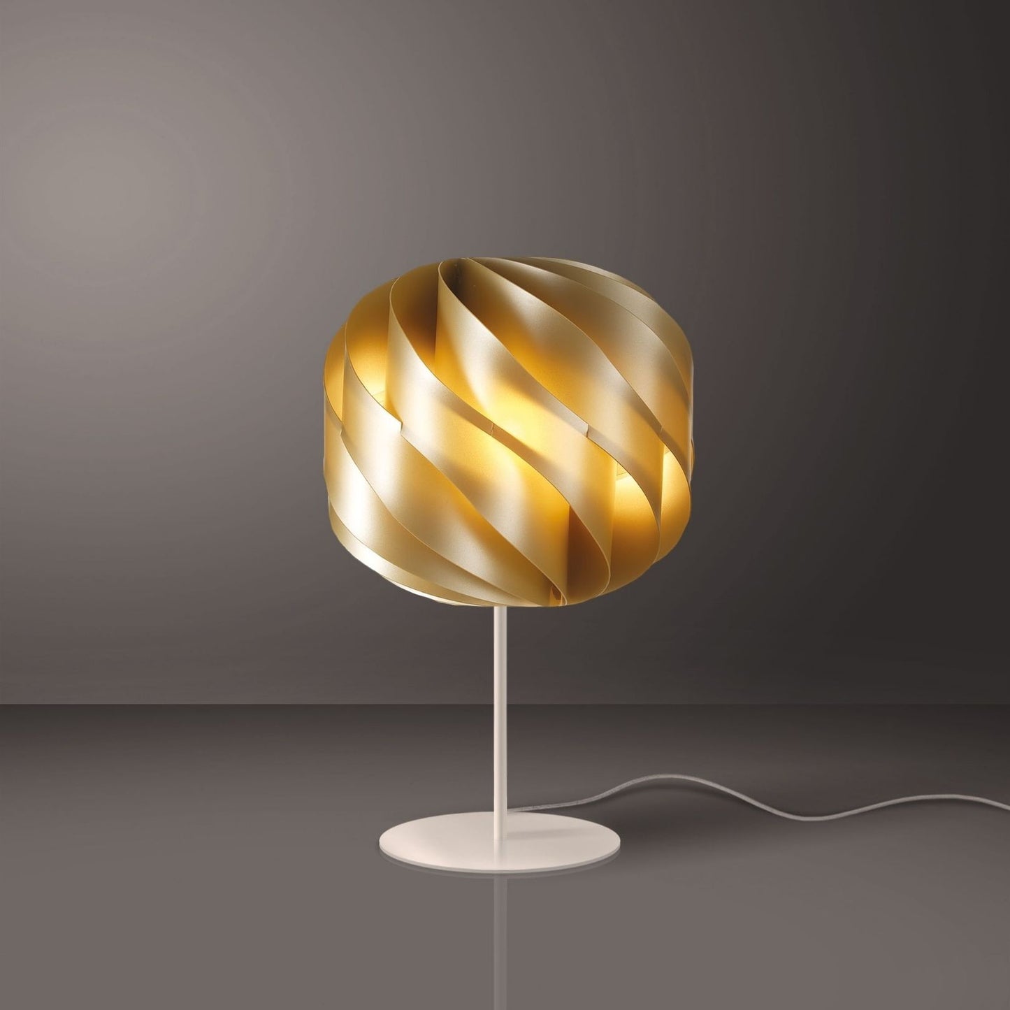 Nouvelle lampe de table avec base et tige en métal doré Cm. 25x44h