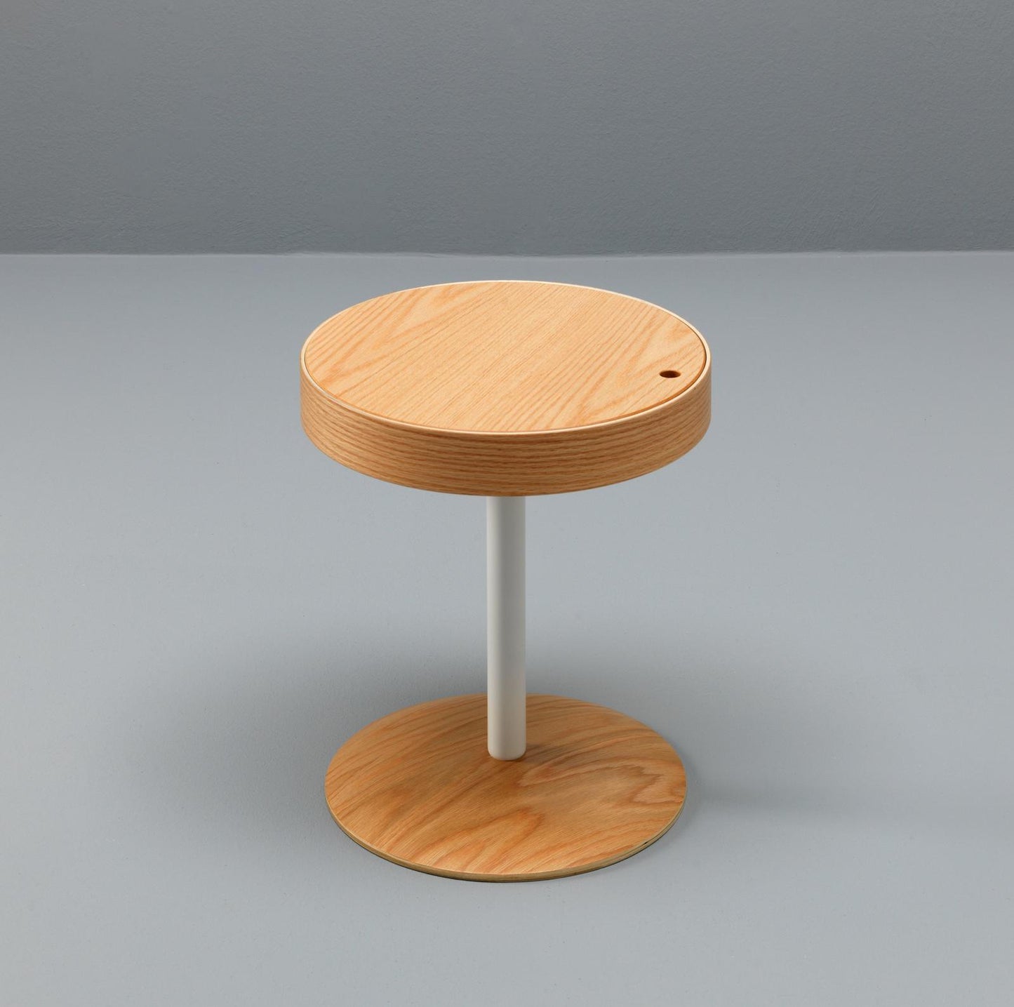 Table basse en chêne avec plateau en bois et base en métal